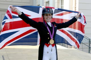 شارلوت دوجاردان تحتفل بعد فوزها بالميدالية الذهبية في لندن (ستيف بارسونز، بنسلفانيا)